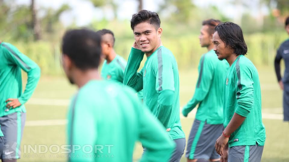 Pemain asal Persib Bandung, Jujun Saipulloh (tengah) mengikuti seleksi pemain Timnas Indonesia U-19, Senin (25/07/16). (INDOSPORT/Herry Ibrahim)